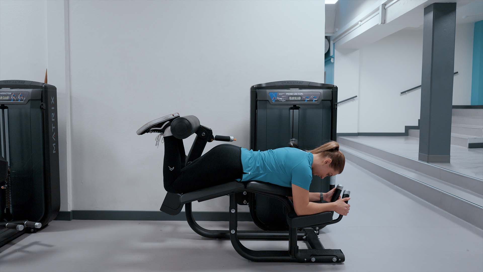 Prone leg curl Klik her, og læs om øvelsen PureGym